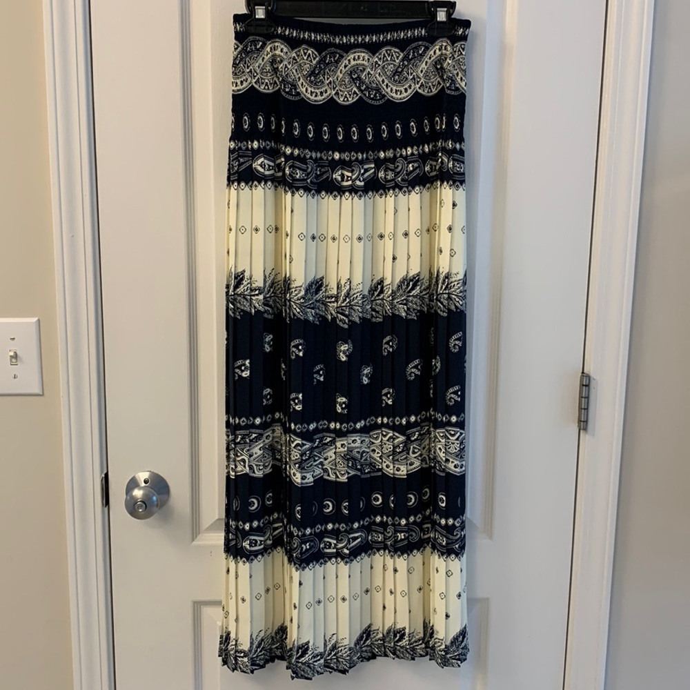 Patterned Pleated Navy Blue and Off White Skirt